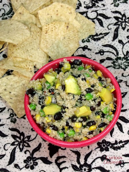 来自Curious Cuisinere的鳄梨藜麦沙拉gydF4y2Ba