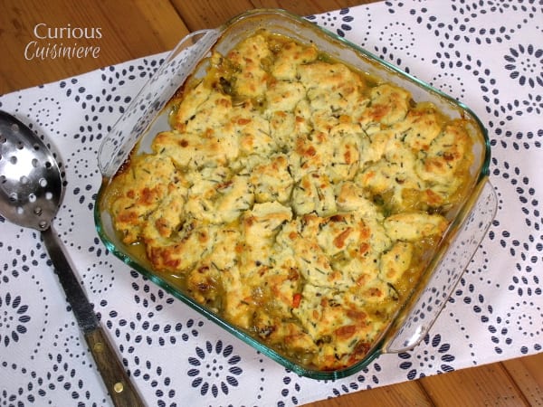 这道美味的火鸡馅饼食谱的外壳有一个惊喜:大蒜，培根，切达饼干!这是吃完节日火鸡的好方法!|好奇CuisiniereGydF4y2Ba
