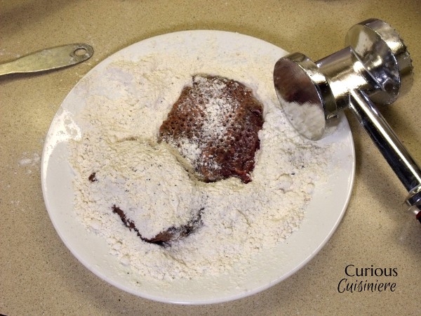 柔嫩的牛排在蔬菜混合物中慢炖，完美地混合了各种口味，当瑞士牛排与土豆泥搭配时，就创造了一种天籁般的组合。| www.cuiouscuisiniere.comgydF4y2Ba