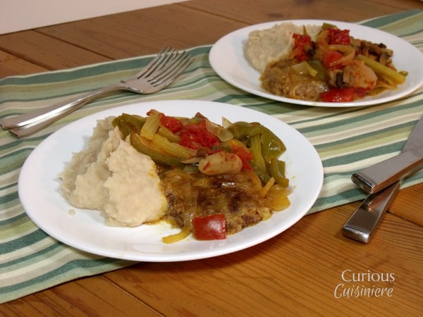 柔嫩的牛排在蔬菜混合物中慢炖，完美地混合了各种口味，当瑞士牛排与土豆泥搭配时，就创造了一种天籁般的组合。| www.cuiouscuisiniere.comgydF4y2Ba