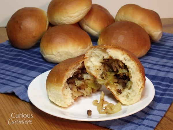 将美味的牛肉和卷心菜塞进蓬松的卷轴中，使德国比洛克成为您的啤酒节啤酒搭配的完美手持式食品好奇的库西尼埃