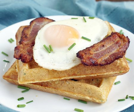 一堆美味可口的玉米华夫饼是完美的早餐或晚餐，特别是配上煎蛋和培根!| www.CuriousCuisiniere.com