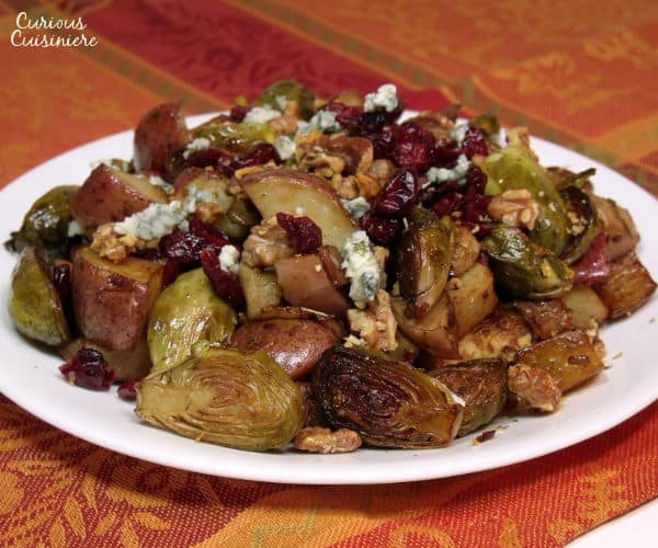这款烤的布鲁塞尔豆芽食谱镶嵌着甜蔓越莓，烤核桃和美味的蓝芝士。|m.jamahire.com.
