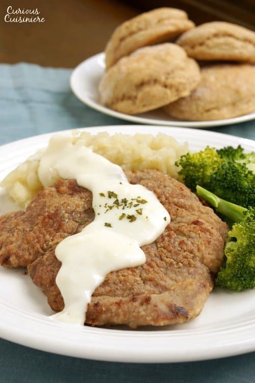 乡村炒鹿排配白胡椒汁及饼干。
