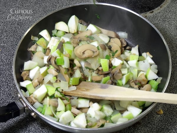 香甜的苹果、葡萄干和美味的香草混合在一起，配上蘑菇菰米馅料，虽然不太可能，但非常美味。苹果和野米馅来自Curious CuisiniereGydF4y2Ba
