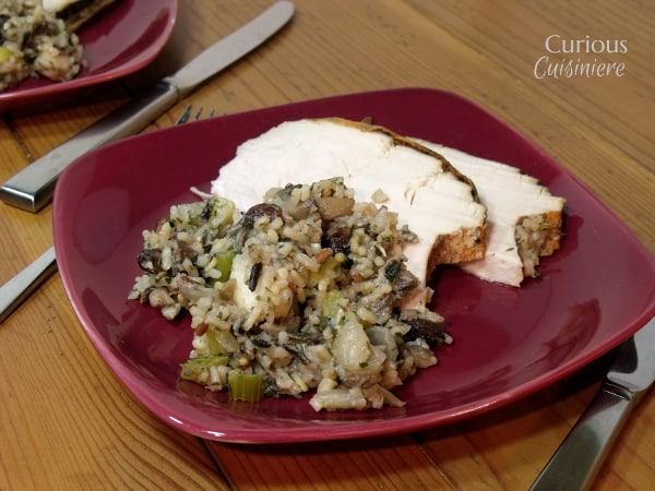 香甜的苹果、葡萄干和美味的香草混合在一起，配上蘑菇菰米馅料，虽然不太可能，但非常美味。苹果和野米馅来自Curious CuisiniereGydF4y2Ba