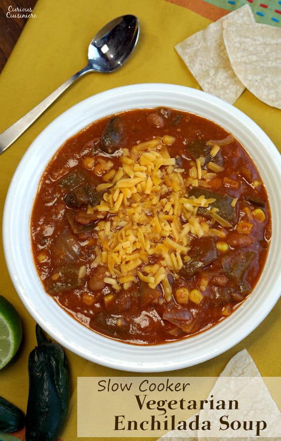 这款慢炖蔬菜玉米卷汤充满了美味的辣椒和丰盛的豆子，是一顿快速的工作日晚餐。| www.CuriousCuisiniere.comgydF4y2Ba