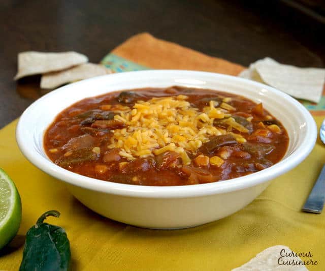 这款慢炖蔬菜玉米卷汤充满了美味的辣椒和丰盛的豆子，是一顿快速的工作日晚餐。| www.CuriousCuisiniere.comgydF4y2Ba