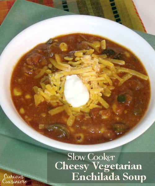 这款慢炖的芝士素食恩奇拉达汤充满了美味的辣椒和丰盛的豆子，是一个快速的工作日晚餐。| m.jamahire.comgydF4y2Ba