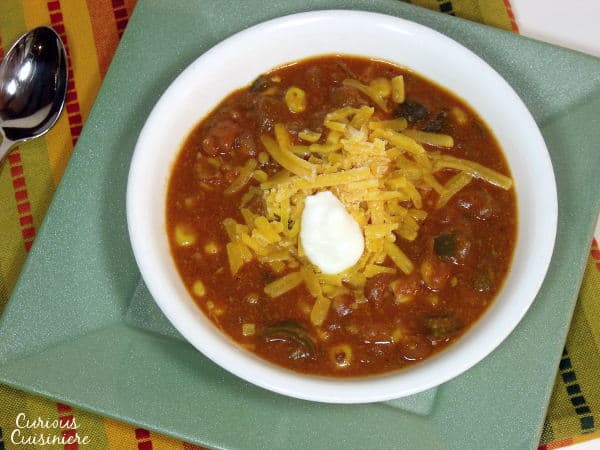 这款慢炖的芝士素食恩奇拉达汤充满了美味的辣椒和丰盛的豆子，是一个快速的工作日晚餐。| m.jamahire.comgydF4y2Ba