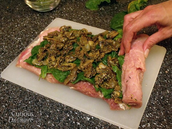 来自好奇厨艺店的蘑菇和瑞士甜菜猪肉卷gydF4y2Ba