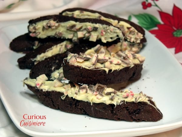 巧克力薄荷脆饼蘸白巧克力和薄荷皮，与你的早晨咖啡或可可完美搭配。|好奇CuisinieregydF4y2Ba