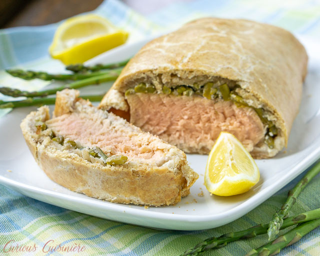 三文鱼Zhoute用芦笋和切柠檬。GydF4y2Ba