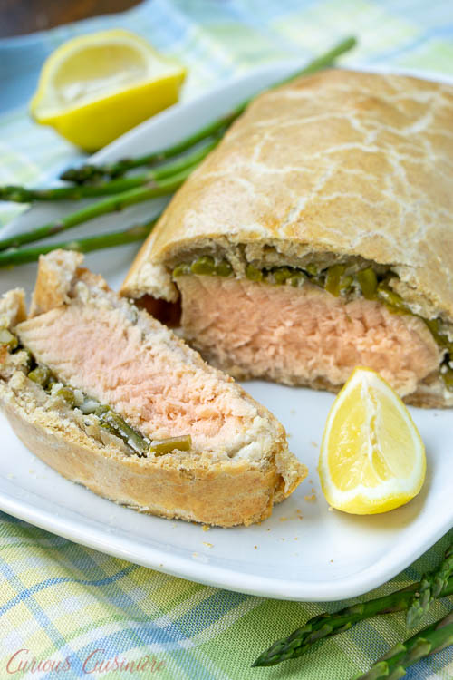 我们的三文鱼Croute食谱将三文鱼与酥饼和芦笋结合在一起。柠檬和迷迭香为这道菜增添了一份春天的味道!| www.CuriousCuisiniere.comGydF4y2Ba