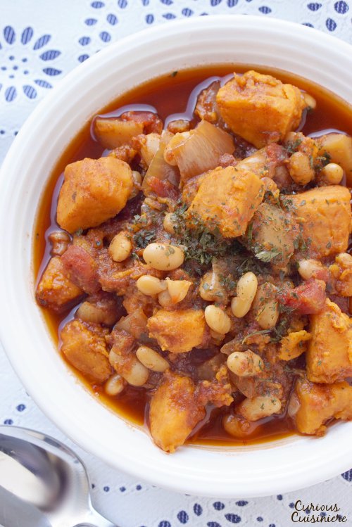 用这个慢炖的红薯白豆辣椒来做一个新的辣椒。这顿丰盛的素食餐将温暖的香料与丰盛的根菜搭配在一起，一定会让你满意!| www.CuriousCuisiniere.comGydF4y2Ba