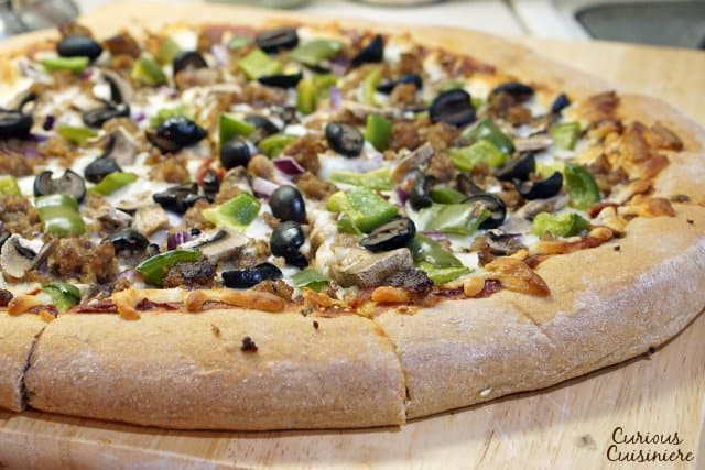 当你打破你的面包机时，让披萨非常简单！这款面包机全麦披萨面团食谱非常容易，你每天晚上都要自制披萨！  | www.CuriousCuisiniere.com