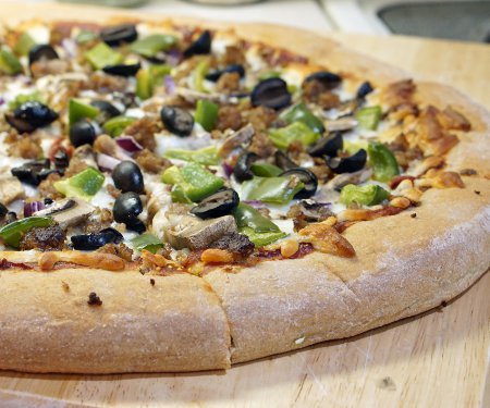 用面包机做披萨非常简单!面包机全麦披萨面团的制作方法非常简单，你会想要每晚自制披萨!| www.CuriousCuisiniere.com