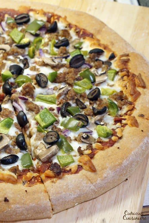 当你打破你的面包机时，让披萨非常简单！这款面包机全麦披萨面团食谱非常容易，你每天晚上都要自制披萨！  | www.CuriousCuisiniere.com