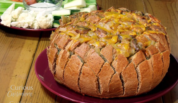 切达啤酒从好奇的Cuisiniere分离面包