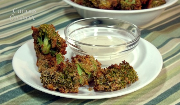 好奇厨师的西兰花咬伤