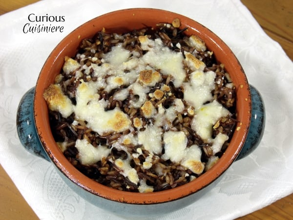 孜然香料烤南瓜与烟熏野米一起烘烤，并在这款辣味秋季野米烤面包中加入光滑明亮的鲜奶酪。|好奇CuisinieregydF4y2Ba