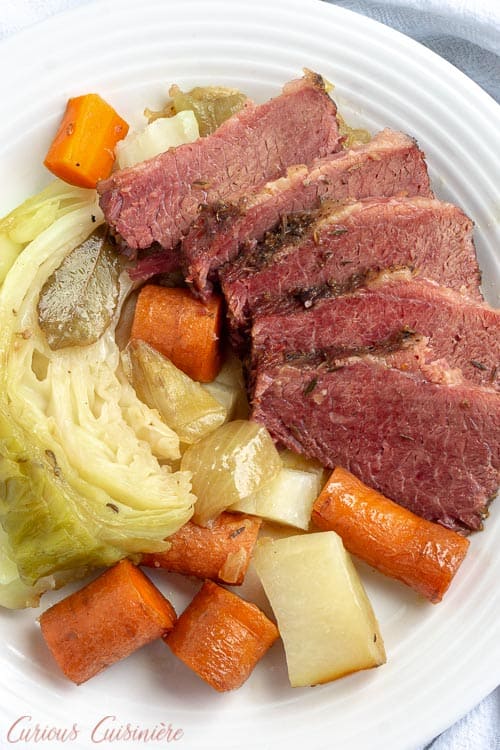 什么是咸牛肉?咸牛肉是爱尔兰牛肉吗?了解圣帕特里克节主食背后的历史，并获得我们简单的咸牛肉和卷心菜食谱。这是唯一的食谱，你将需要得到完美的咸牛腩每次!| www.CuriousCuisiniere.com