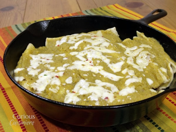 菠菜和黑豆灌装使这些快速而容易的煎锅和绿色辣椒Enchiladas成为一个丰盛和营养的平日晚宴食谱。|好奇的烹饪GydF4y2Ba