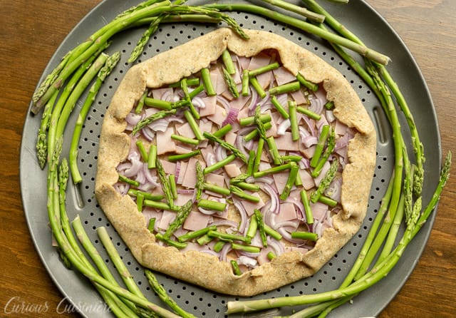 这款火腿芦笋挞口感清淡，适合春天食用，配以吃剩的火腿条和薄芦笋，用柠檬香草皮烤得恰到好处。| www.CuriousCuisiniere.comGydF4y2Ba