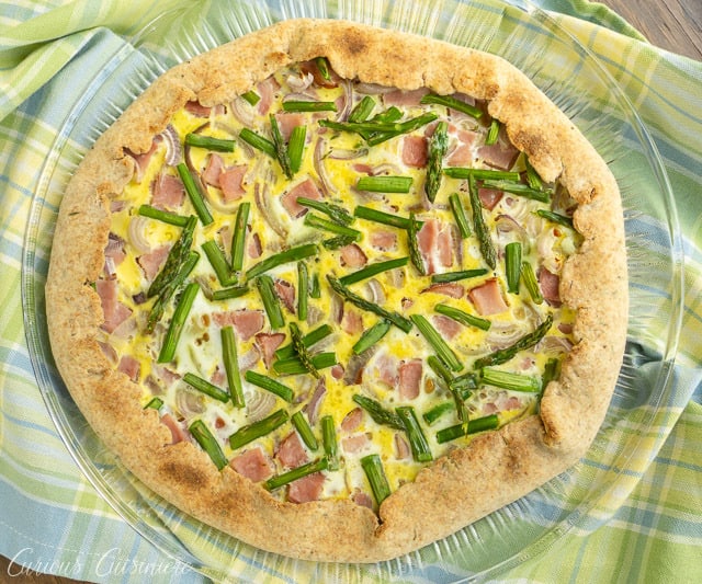 这款火腿芦笋挞口感清淡，适合春天食用，配以吃剩的火腿条和薄芦笋，用柠檬香草皮烤得恰到好处。| www.CuriousCuisiniere.comGydF4y2Ba