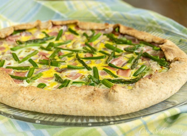 这款火腿芦笋挞口感清淡，适合春天食用，配以吃剩的火腿条和薄芦笋，用柠檬香草皮烤得恰到好处。| www.CuriousCuisiniere.comGydF4y2Ba