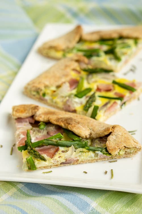 这款柠檬芦笋挞是光明，适合春天，带有剩余的火腿，红洋葱和薄芦笋矛的条纹，在柠檬草本地壳中完美地烤。| www.CuriousCuisiniere.comGydF4y2Ba