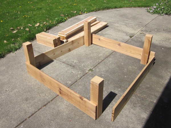 建筑带有好奇的床的床