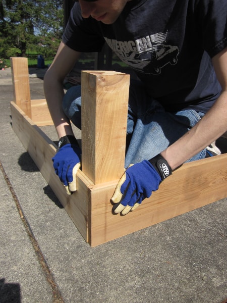 用好奇的Cuisiniere建造凸起的床