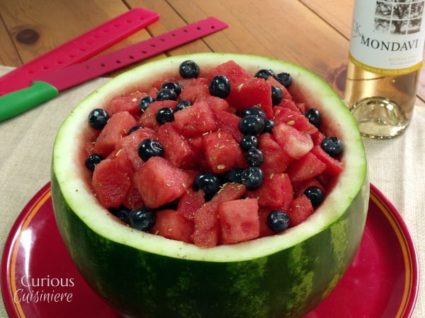 蓝莓，西瓜和白葡萄酒使这红白蓝水果沙拉完美的夏季野餐。把它放在