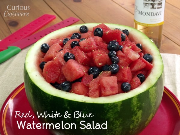 蓝莓，西瓜和白葡萄酒使这红白蓝水果沙拉完美的夏季野餐。把它放在