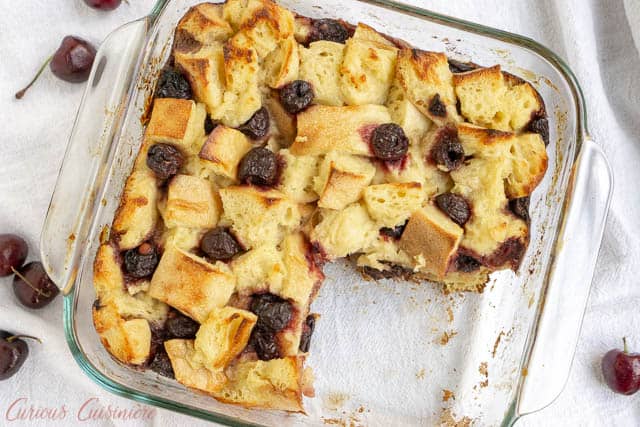 香脂釉给樱桃面包布丁带来意想不到的明亮风味。这个食谱是用不新鲜的面包做早餐或甜点的完美方法!| www.CuriousCuisiniere.comgydF4y2Ba