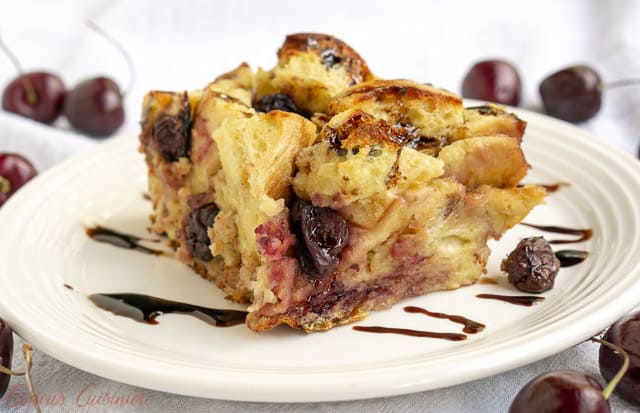 香脂釉给樱桃面包布丁带来意想不到的明亮风味。这个食谱是用不新鲜的面包做早餐或甜点的完美方法!| www.CuriousCuisiniere.comgydF4y2Ba