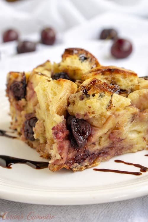 香脂釉给樱桃面包布丁带来意想不到的明亮风味。这个食谱是用不新鲜的面包做早餐或甜点的完美方法!| www.CuriousCuisiniere.comgydF4y2Ba