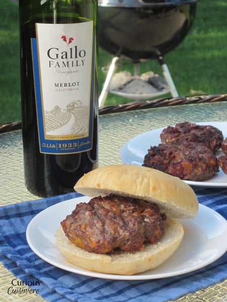 Cheddar Merlot Burgers来自Gyious Cuyinee #sundaysupper #grillingrecipes #cookingwithwineG.ydF4y2Ba