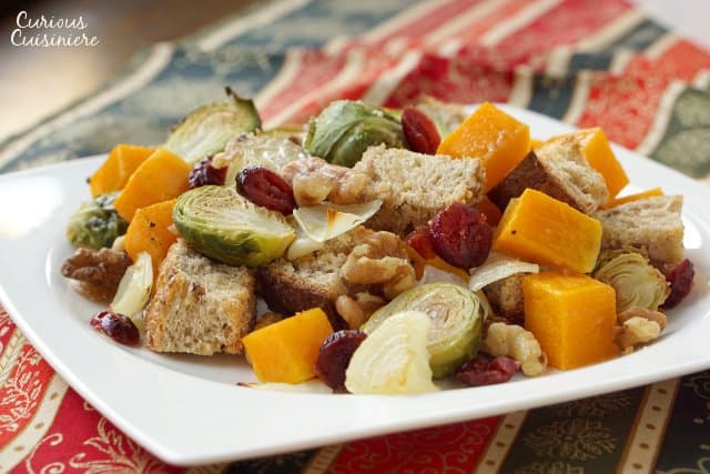 意大利秋天胡桃南瓜在秋天色的赛跑者的胰蛋白饼面包沙拉。gydF4y2Ba