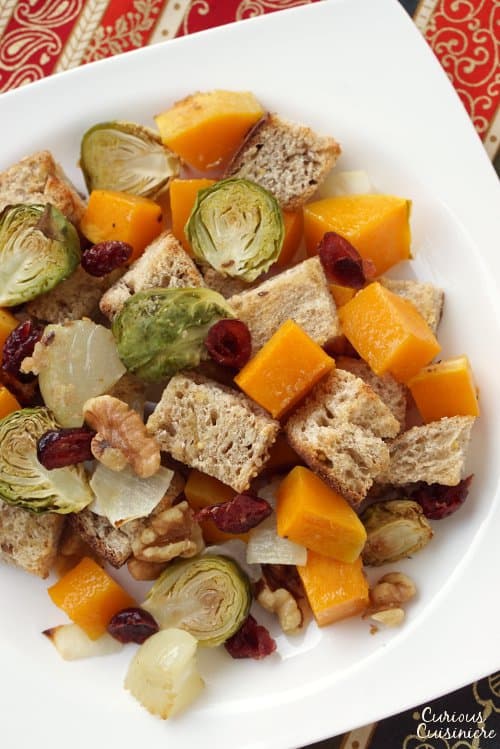 意大利秋天收获Panzanella沙拉用蔓越桔和烤核桃。gydF4y2Ba