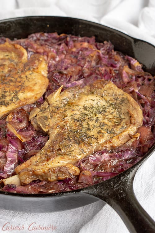 这款受德国启发的煎锅配方是苹果酒猪排配红卷心菜，将秋天的味道带到你的餐桌上。所有的东西都被炖得鲜嫩可口!| www.CuriousCuisiniere.comgydF4y2Ba