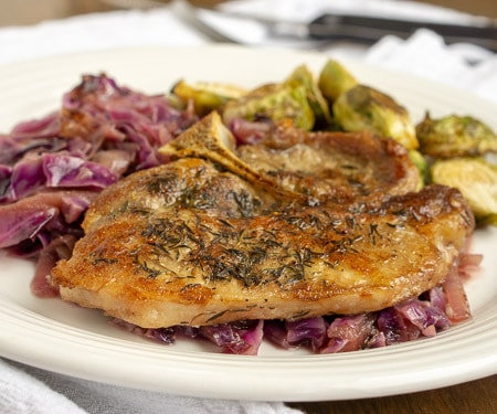 秋天带来的味道你的餐桌上有苹果汁猪排的这个德国风格的长柄方红白菜。一切都是红烧招标，美味完美！|m.jamahire.com.