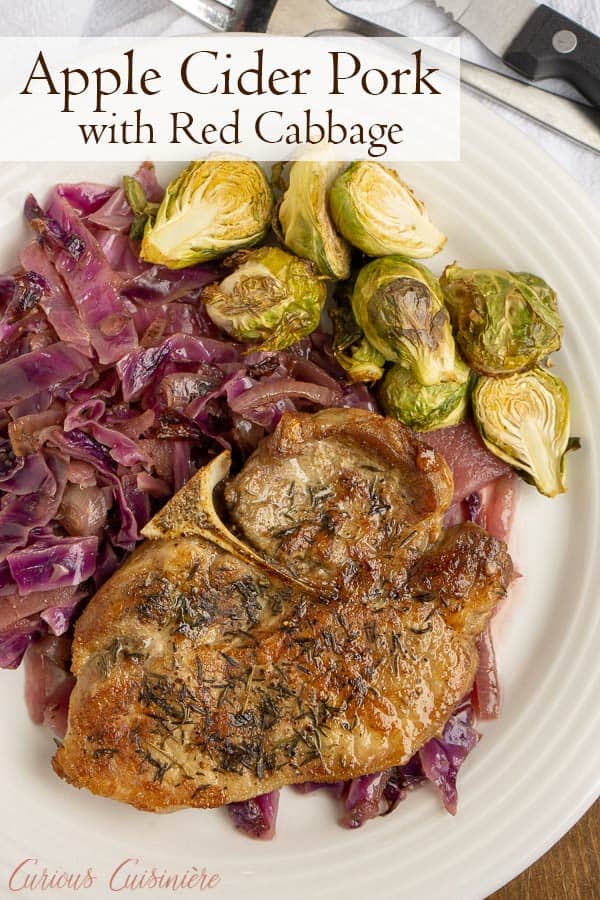 这款受德国启发的煎锅配方是苹果酒猪排配红卷心菜，将秋天的味道带到你的餐桌上。所有的东西都被炖得鲜嫩可口!| www.CuriousCuisiniere.comgydF4y2Ba