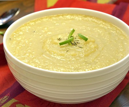 这是一道略带甜味的秋季汤，让人感到非常舒适。这道烤防风草苹果汤一定会温暖那些凉爽的秋天。| www.CuriousCuisiniere.com