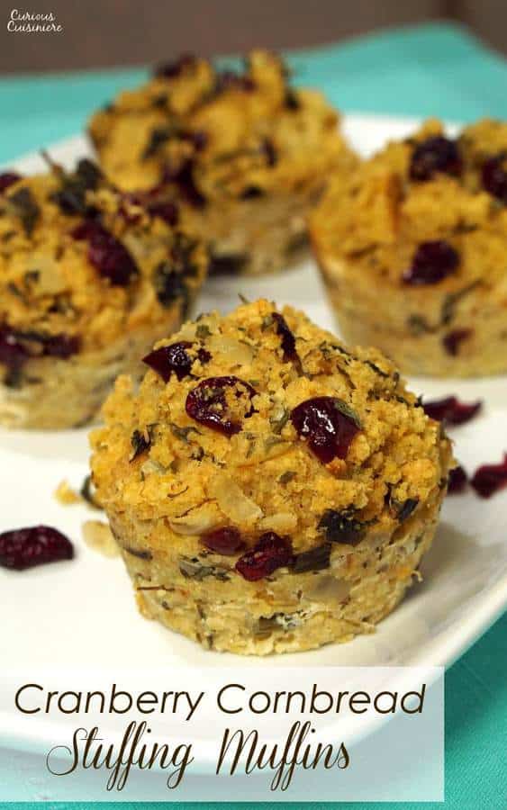 蔓越莓玉米面包馅松饼将蔓越莓和玉米面包的甜味与墨西哥辣椒的烟熏味结合在一起。| www.CuriousCuisiniere.comgydF4y2Ba