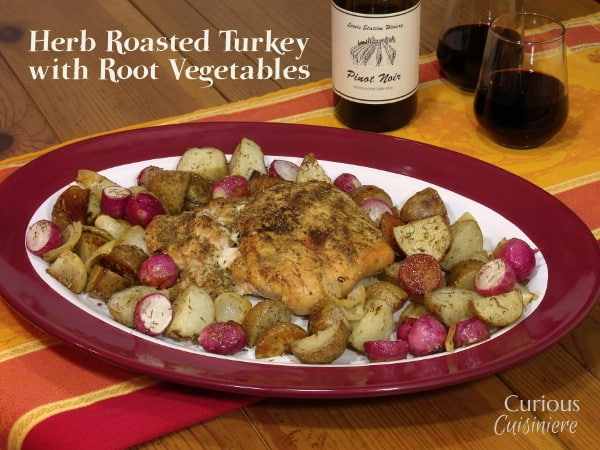 草本植物烤土耳其乳房与来自好奇烹调的根蔬菜gydF4y2Ba