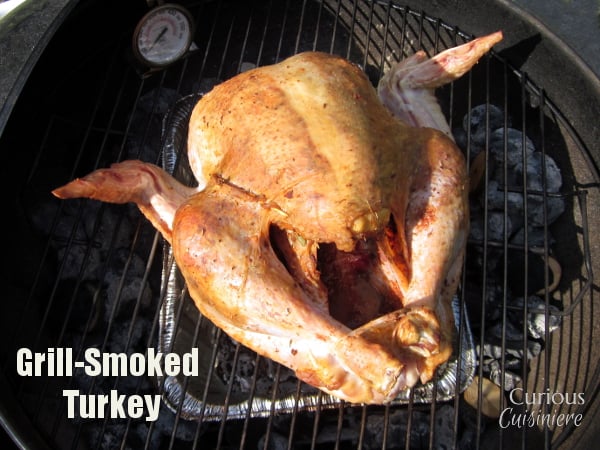 你不需要吸烟者来获得烟熏火鸡的味道和多汁的肉。我们将向您展示如何在木炭烤架上制作烟熏火鸡！|m.jamahire.com.