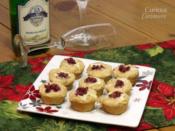 蔓越莓Brie Bites和Sparkling葡萄酒开胃菜搭配来自好奇的烹饪gydF4y2Ba