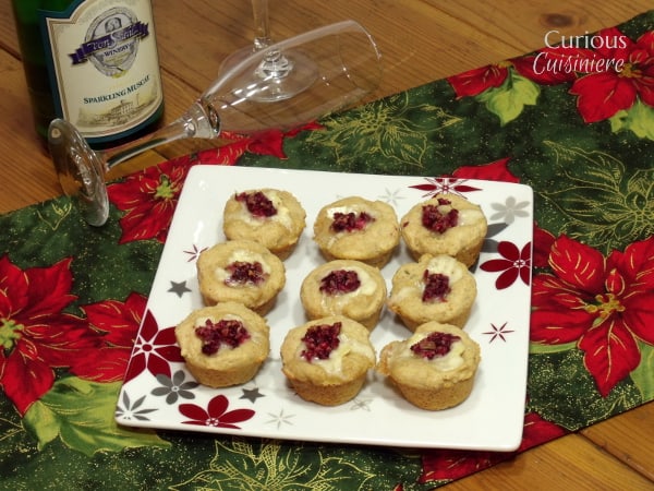 蔓越莓Brie Bites和Sparkling葡萄酒开胃菜搭配来自好奇的烹饪gydF4y2Ba